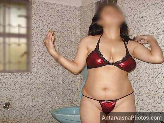 Hot Pakistani girls shower photo