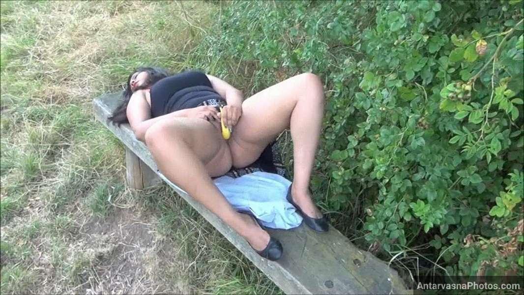 Chudasi nri punjabi bhabhi ne apni chut me kacha kela liya aur devar ne apni is hot bhabhi ke 13 sexy photos ki gallery bana dali.