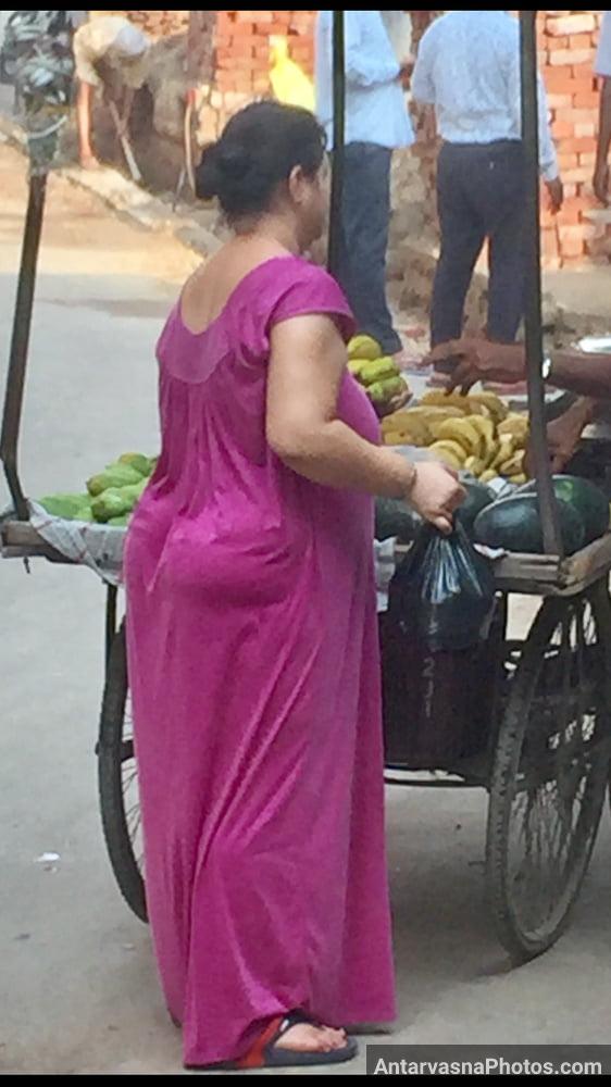 Gali me fruit wale ke paas khadi hui bhari hui maal aunty ke pics. Bhadkile photos gown pahni aunty ki moti gaand aur chuchi ke shape ke.