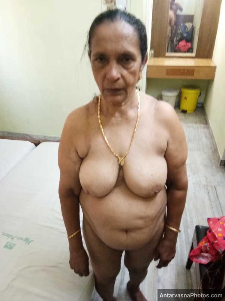 dost ki hot grandmother ke boobs